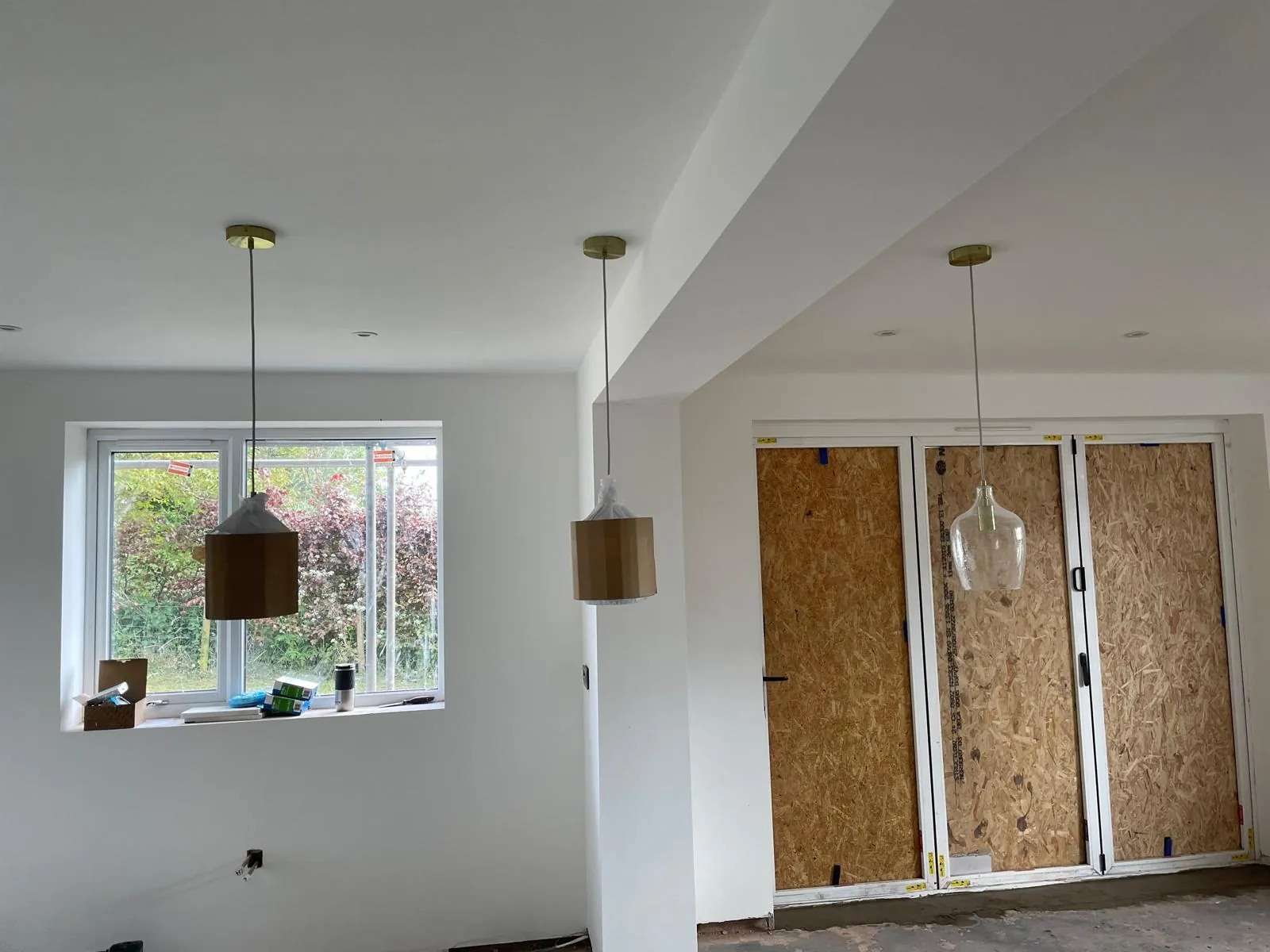 Fresh plaster in the open plan space